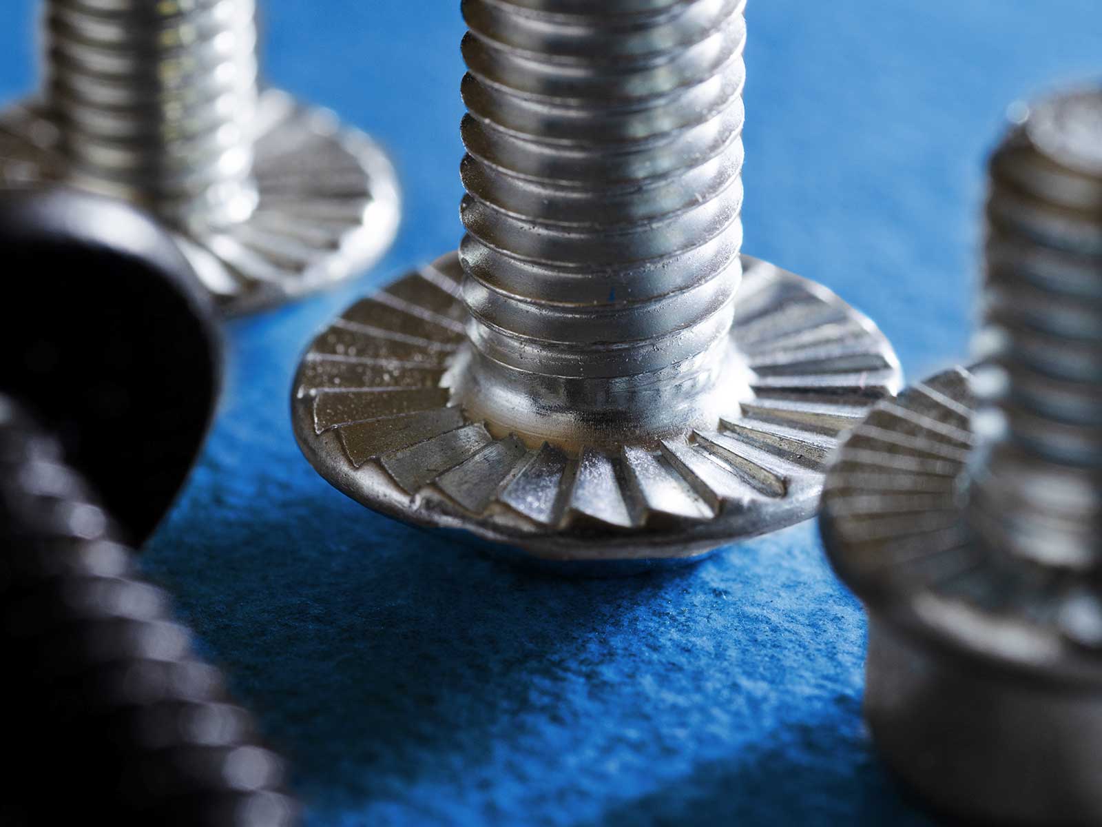 Schrauben mit Unterkopfverzahnung